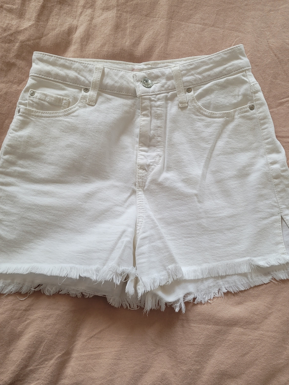 GUESS High Waisted White Jean Shorts Frayed Raw Edge Slit Size 25